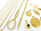 beaucoup de bijoux en or sur une surface blanche