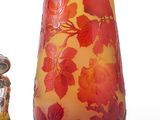 deux vases posés l'un à côté de l'autre sur une surface blanche