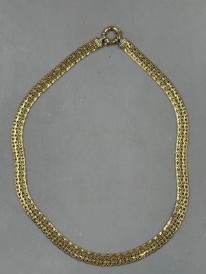 un collier à chaîne en or avec un fermoir carré