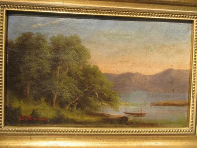 une peinture à l'huile représentant un bateau sur un lac, avec une montagne en arrière-plan