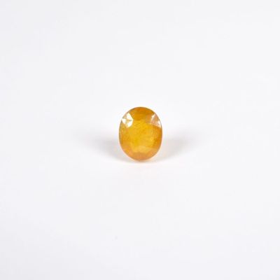 Saphir jaune facetté sur papier, de taille ovale calibrant 8…