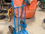 un diable bleu qui se trouve dans un garage