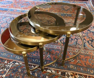 deux tables posées sur un tapis, à même le sol