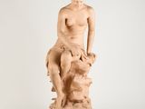 statue représentant une femme assise sur un rocher, un chien sur les genoux
