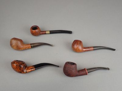 quatre types différents de tabacs à pipe alignés sur une table