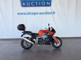 une moto garée devant un panneau