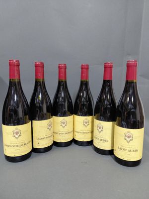six bouteilles de vin rouge alignées sur une table