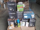 une pile de boîtes sur une palette dans un entrepôt