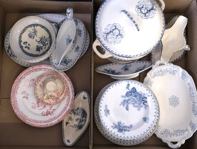 une boîte remplie d'assiettes, de bols et de cuillères en porcelaine