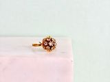 une image représentant une bague en or ornée d'une fleur