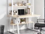 un bureau avec un ordinateur portable et une chaise dans la pièce