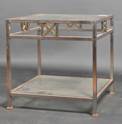 une photo d'une table d'appoint en métal et en verre