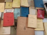 un grand nombre de livres posés sur une table