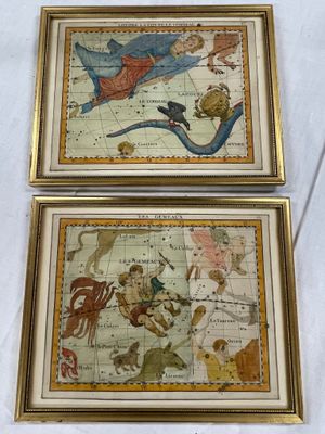 deux cartes du monde encadrées, posées sur un tissu blanc