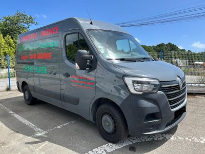La camionnette est garée sur le parking, la portière ouverte.