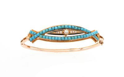 un gros plan d'un bracelet en or orné de pierres de turquoise