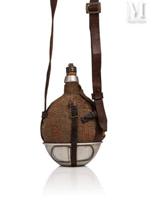 une vieille gourde munie d'une lanière en cuir