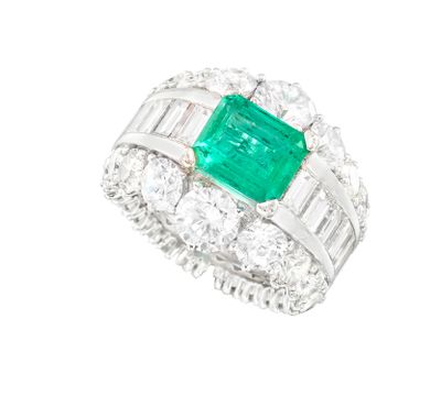 une bague en émeraude et diamant