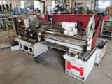 une machine qui se trouve dans une usine, à côté d'autres machines