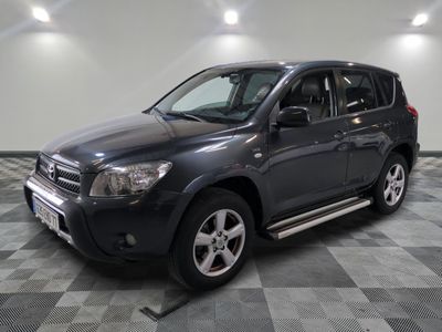 le toyota rav est garé sur un carrelage à carreaux