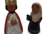 deux figurines représentant un homme et une femme portant une couronne sur la tête
