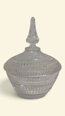 pot en verre gris muni d'un couvercle et orné d'un motif décoratif sur le dessus