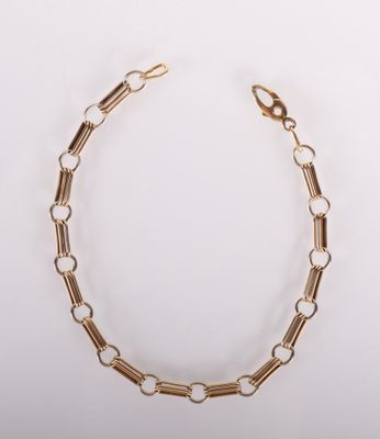 un bracelet en chaîne dorée sur fond blanc