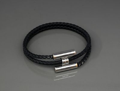 Hermès - Bracelet modèle Tournis double tour en cuir tressé noir avec 