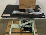 une table sur laquelle se trouve une boîte et une paire de chaussures