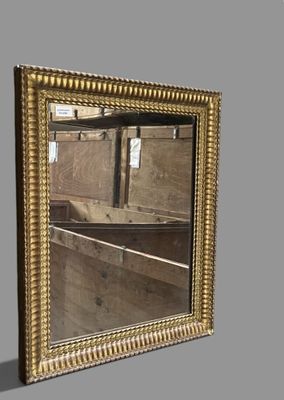un miroir accroché au mur de la pièce