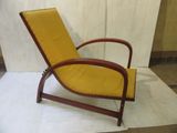 une chaise jaune posée sur une surface blanche
