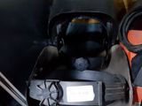 un casque et des lunettes de protection posés sur une étagère dans une pièce