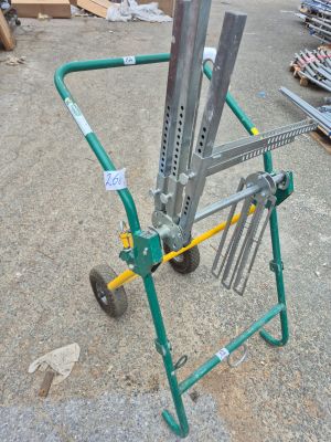 un chariot vert posé par terre, muni d'une poignée en métal