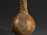 une image représentant un vase marron sur lequel figure un homme