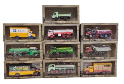 six modèles différents de camions jouets dans une boîte en bois
