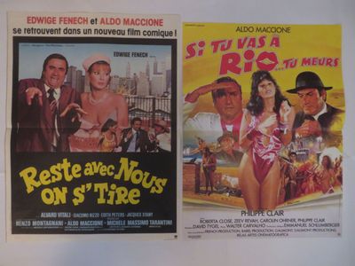deux affiches de cinéma représentant des hommes et des femmes en maillot de bain accrochées au mur