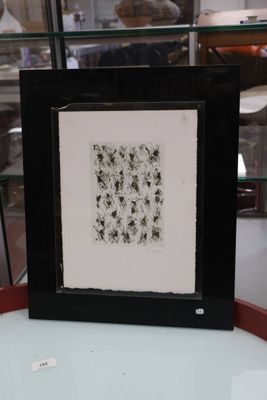 une photo d'un tableau exposé dans une vitrine