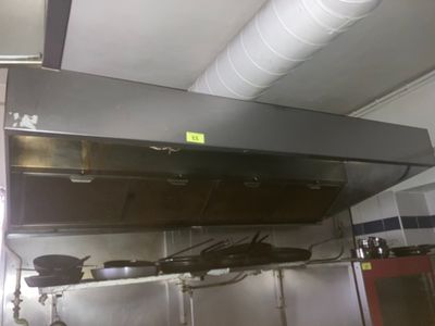 une image d'une cuisine commerciale avec des appareils en acier inoxydable