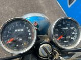 trois compteurs fixés sur le guidon d'une moto