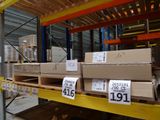 une grande quantité de cartons sur une étagère dans un entrepôt