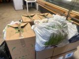 une pile de cartons et de sacs de nourriture posés sur un carton