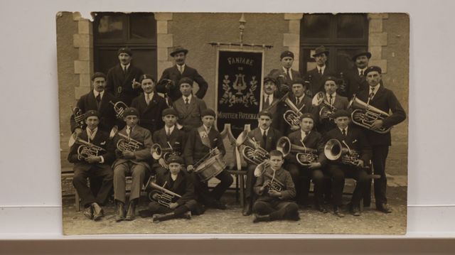 Moutier Rozeille : Fanfare. Carte-Photo rare. Grignotage coin sup...