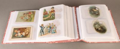 un livre ouvert avec des images de personnes et d'animaux