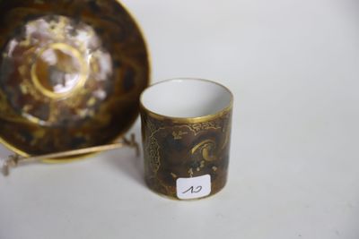 une petite tasse et une soucoupe posées sur une table