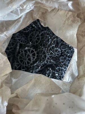 une feuille de papier criblée d'épingles, posée sur une table
