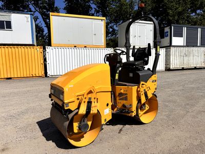 une petite machine jaune garée sur le parking