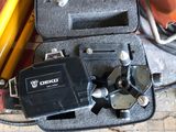 une boîte à outils contenant des outils, posée sur le sol