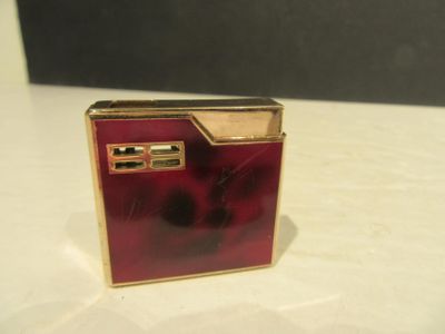 un briquet rouge posé sur une table