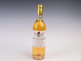 une bouteille de vin posée sur une table