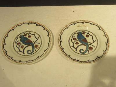 deux assiettes sur lesquelles sont représentés des oiseaux